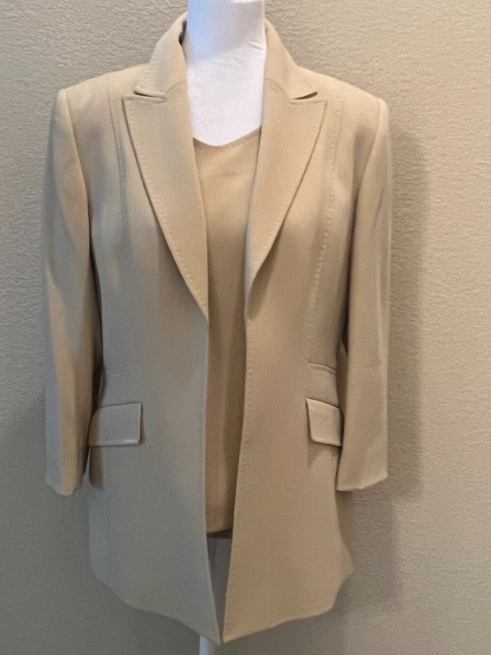 A BRAND NEW Kasper Beige Long Suit Jacket, Size 10P